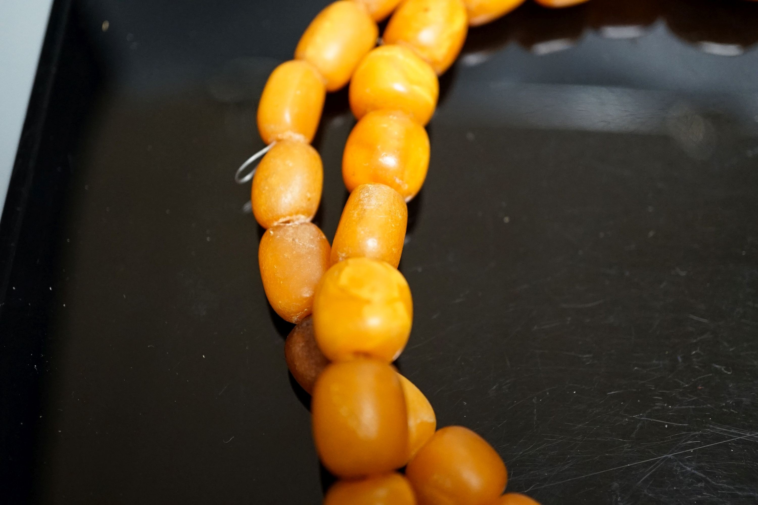 A single strand amber bead necklace, 82cm, gross 69 grams.